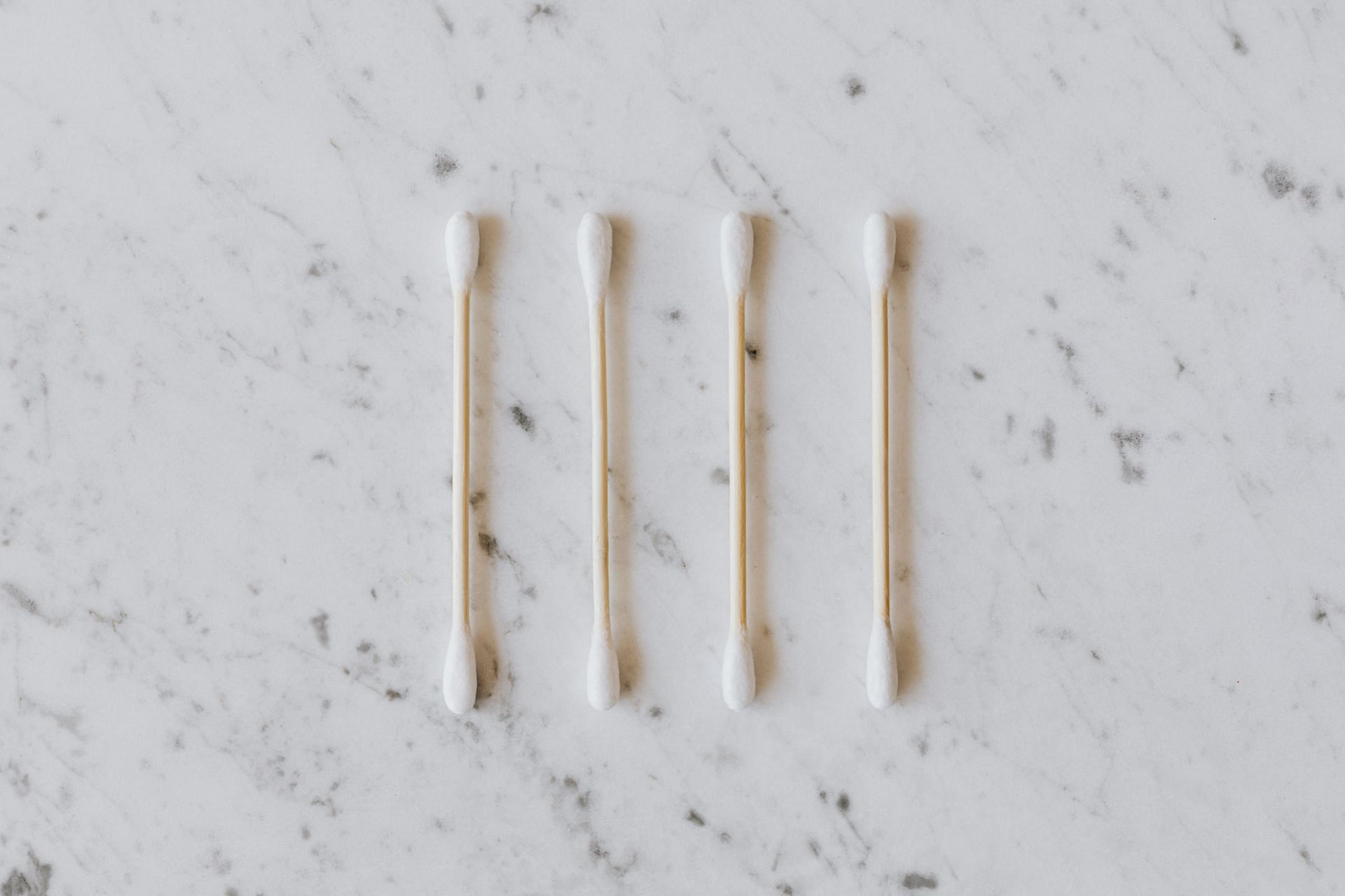 Vicks for earache - Use cotton swabs to apply (Image via Pexels/Karolina Grabowska)